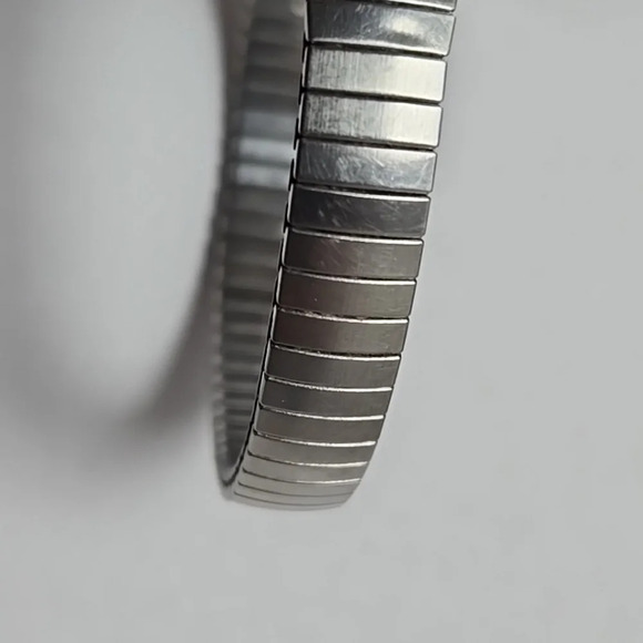 Womens Vintage Timex 22mm Watch Silver Tone Round Stretch Band New Battery - Picture 8 of 12